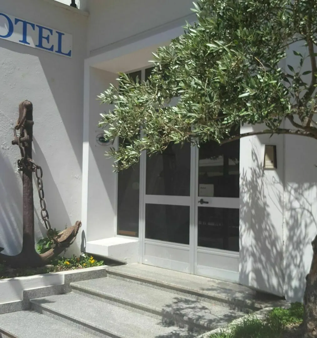 Hotel L'Ancora La Caletta 3*,